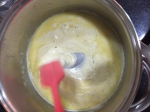 já acrescentado o queijo ralado e um pouco da água do cozimento da massa, fogo baixo